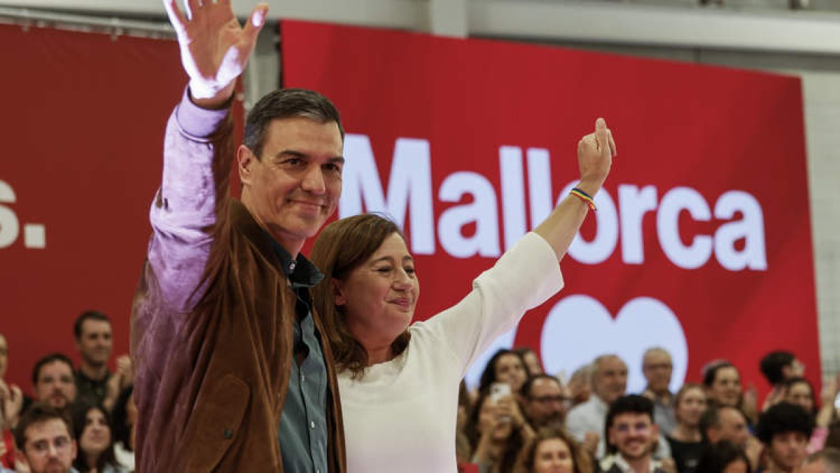 Pedro Sánchez con la presidenta de la Comunidad Balear. CATI CLADERA