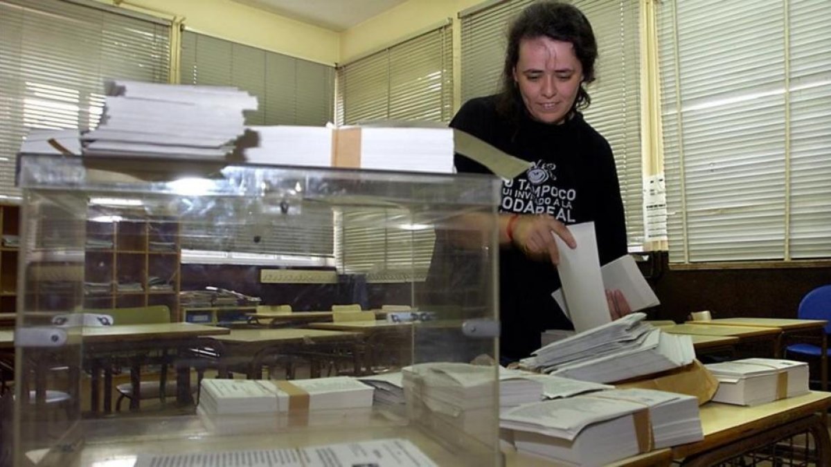 Una empleada municipal coloca las papeletas en un colegio electoral de Bilbao.