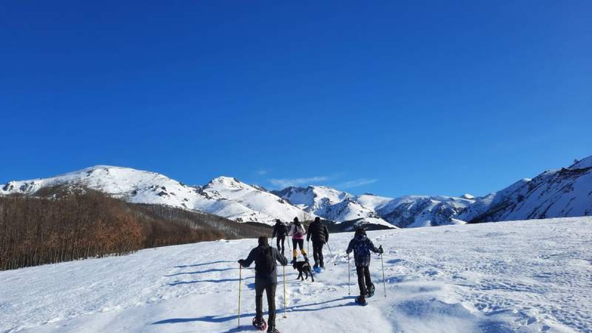 Las rutas de Lillo se pueden hacer todo el año, incluido en invierno con raquetas de nieve. CASA DEL PARQUE EL TORREÓN DE PUEBLA DE LILLO