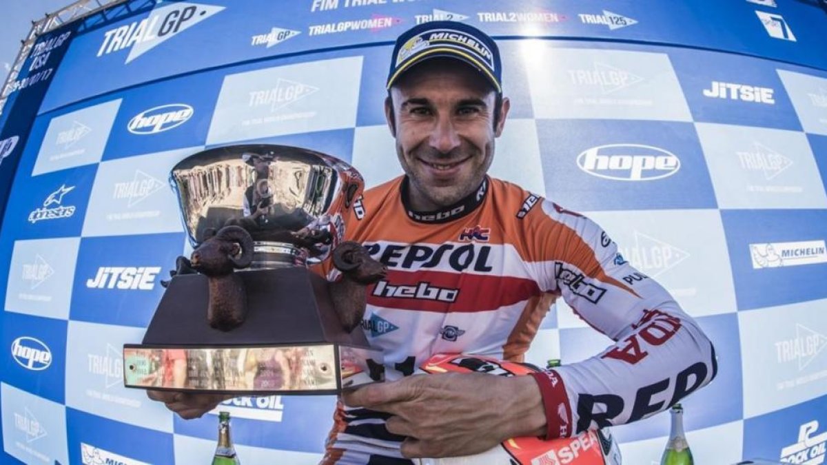 El catalán Toni Bou (Montesa-Honda) muestra el trofeo que le acredita como campeón del mundo por 22ª vez