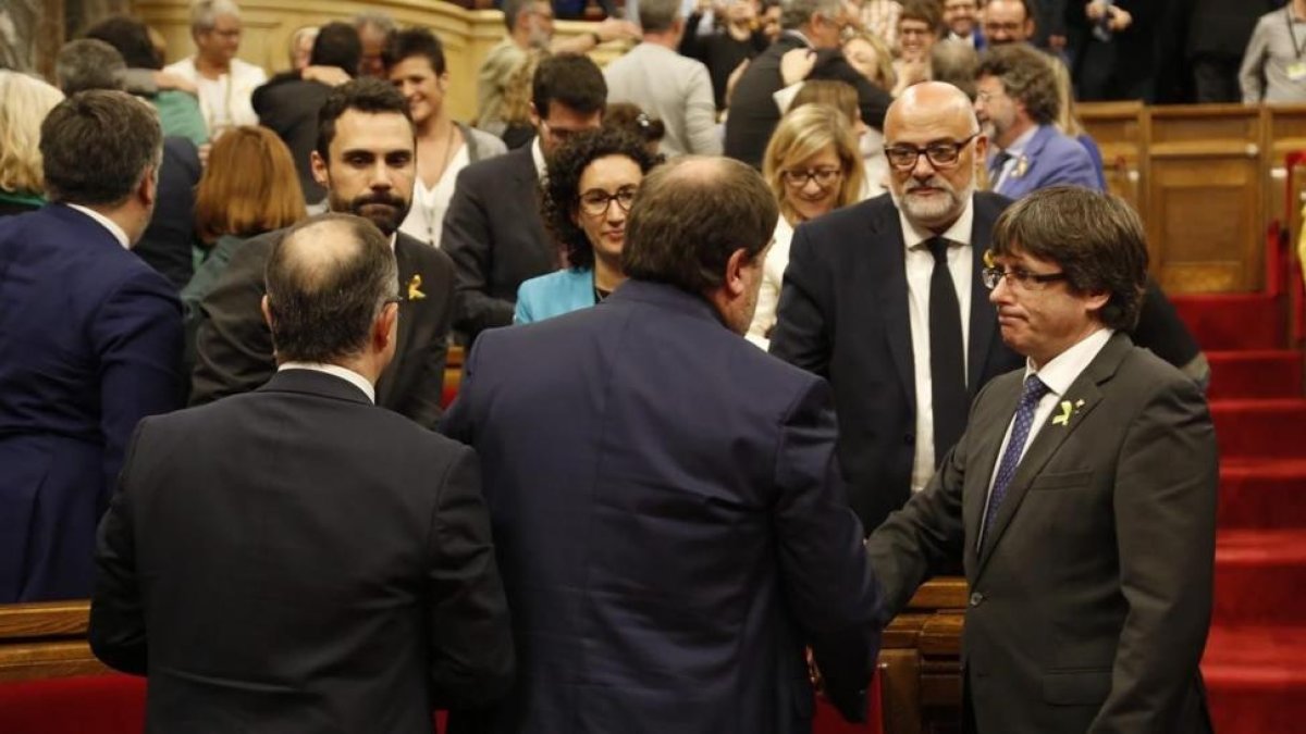 Torrent, a la izquierda, el 27 de octubre, cuando aún era un actor secundario de la política catalana.