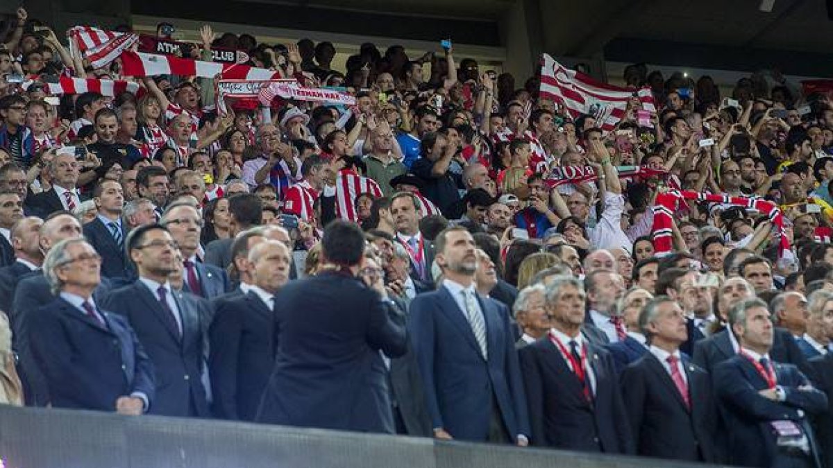 El Rey escucha el himno español entre pitos durante la final de la Copa del Rey entre el Barça y el Athletic en el Camp Nou.