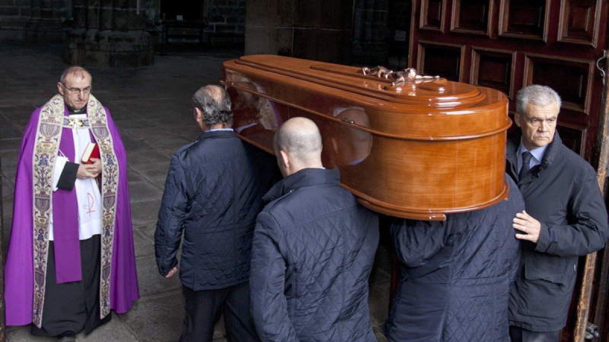 Los restos de Amparo Illana llegan a la catedral.