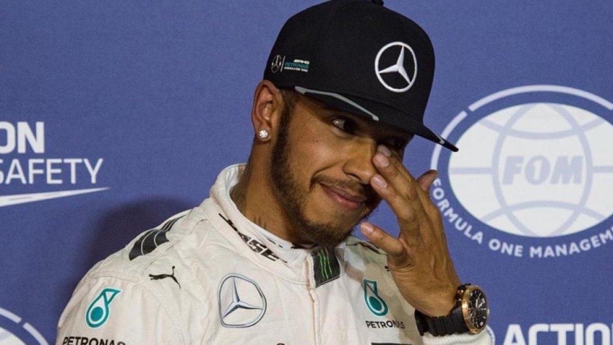 Lewis Hamilton, tras ganar la pole position de Bahrein.