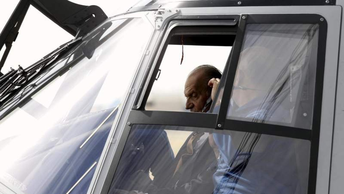 El rey subió ayer a bordo de un helicóptero NH-90 en la base aérea de Cuatro Vientos.