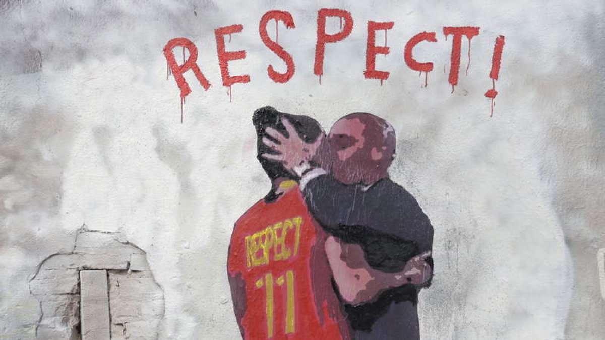Mural del artista urbano TVBoy relativo a la polémica del beso de Rubiales a Jenni Hermoso. QUIQUE GARCÍA