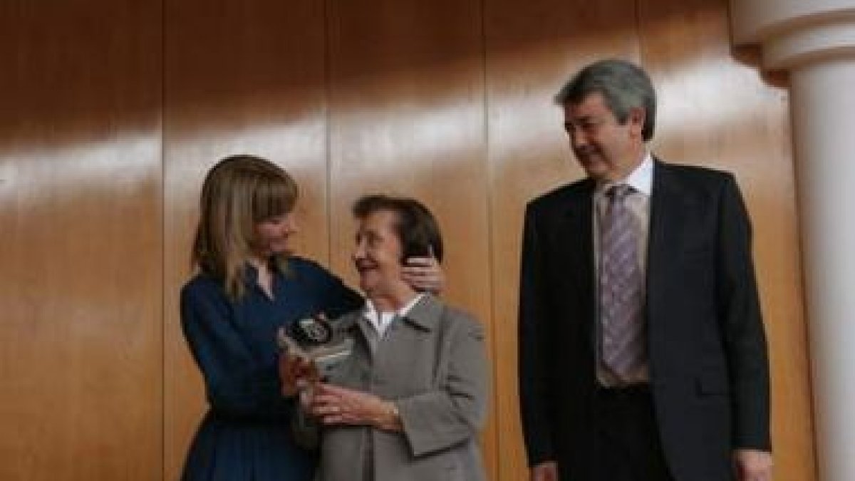 Eugenia Gancedo entrega la placa a la mujer de Ropero, Purificación Prieto, en presencia de Miguel M