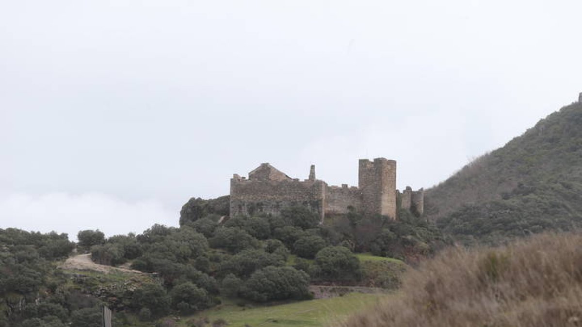 Camino de Invierno a su paso por el castillo de Cornatel, en el municipio de Priaranza del Bierzo. ANA F. BARREDO