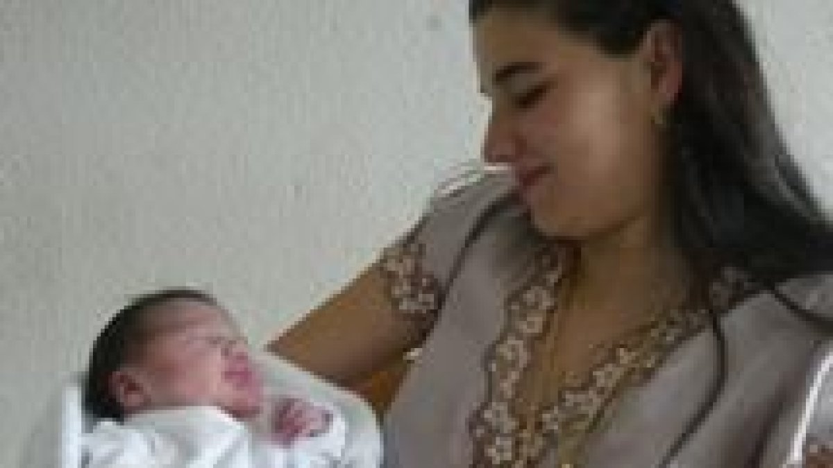 Maite contempla a su hija Rosa, nacida en la madrugada del 1 de enero en León, y que se llamará Rosa