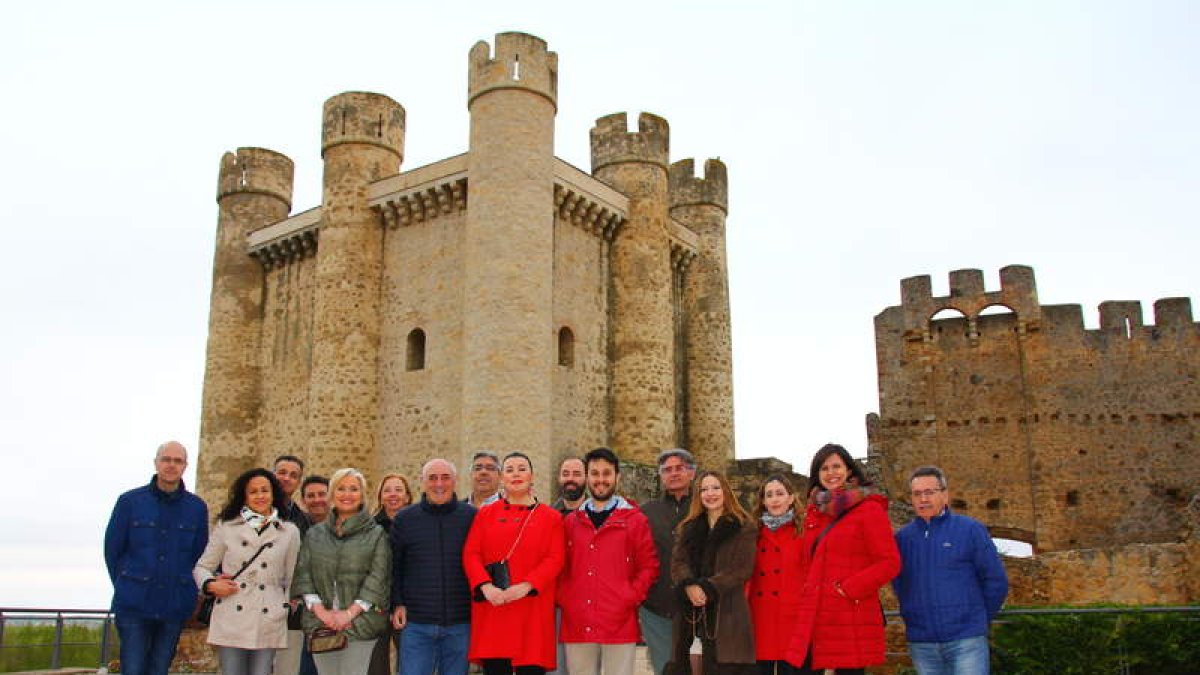 Imagen de parte del grupo durante la visita al Castillo de Valencia de Don Juan el pasado sábado. DL