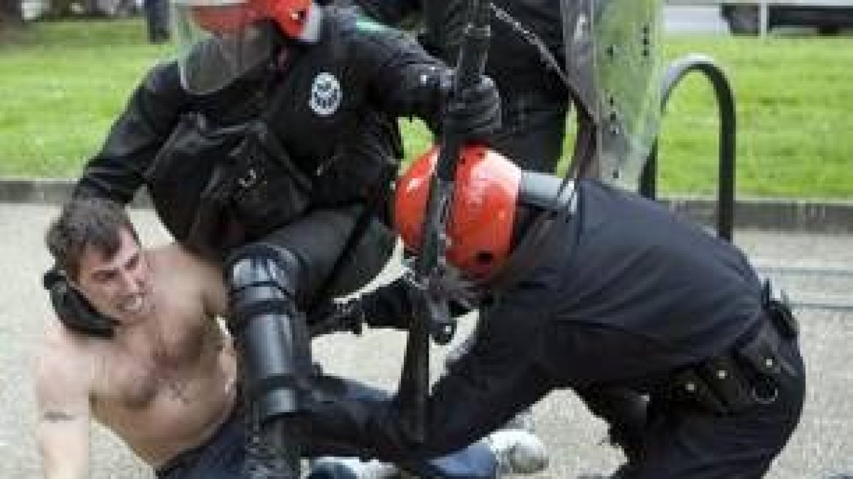 La policía vasca se empleó a fondo contra los radicales tras recibir una auténtica lluvia de objetos