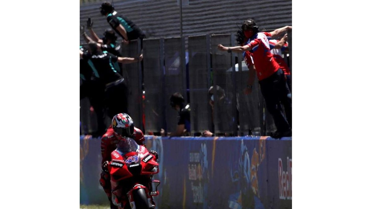 Jack Miller cruza la meta como triunfador en MotoGP. MUÑOZ