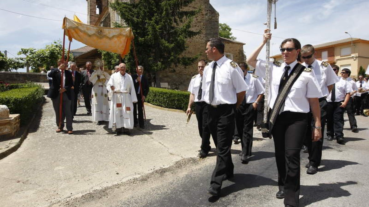 Los actos religiosos alcanzarán su momento más álgido merced a la procesión por algunas de las calles de la localidad. JESÚS F. SALVADORES