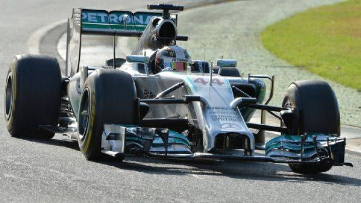Lewis Hamilton, al volante de su Mercedes, durante la segunda sesión de entrenamientos, este viernes en Melbourne.