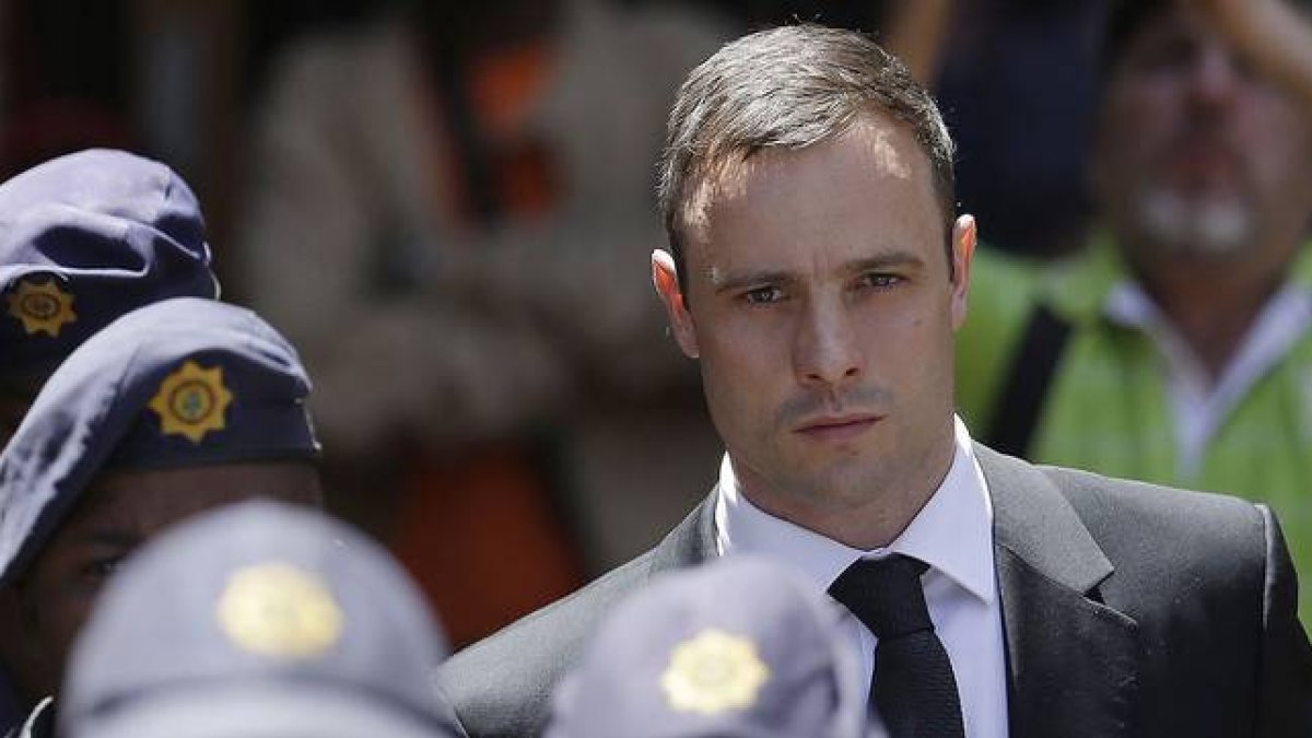 Oscar Pistorius, escoltado por la policía, abandona el Tribunal Superior de Pretoria el pasado 21 de octubre.