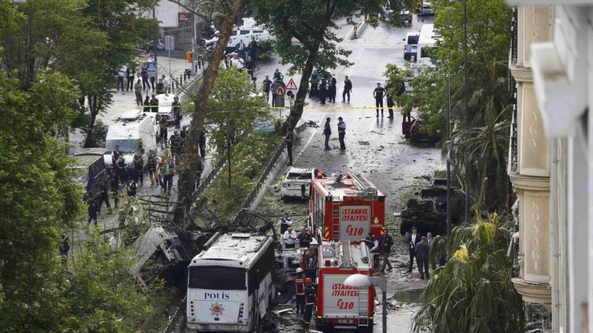 Servicios de emergencias rodean el autobús objeto del ataque, este martes en el centro de Estambul.