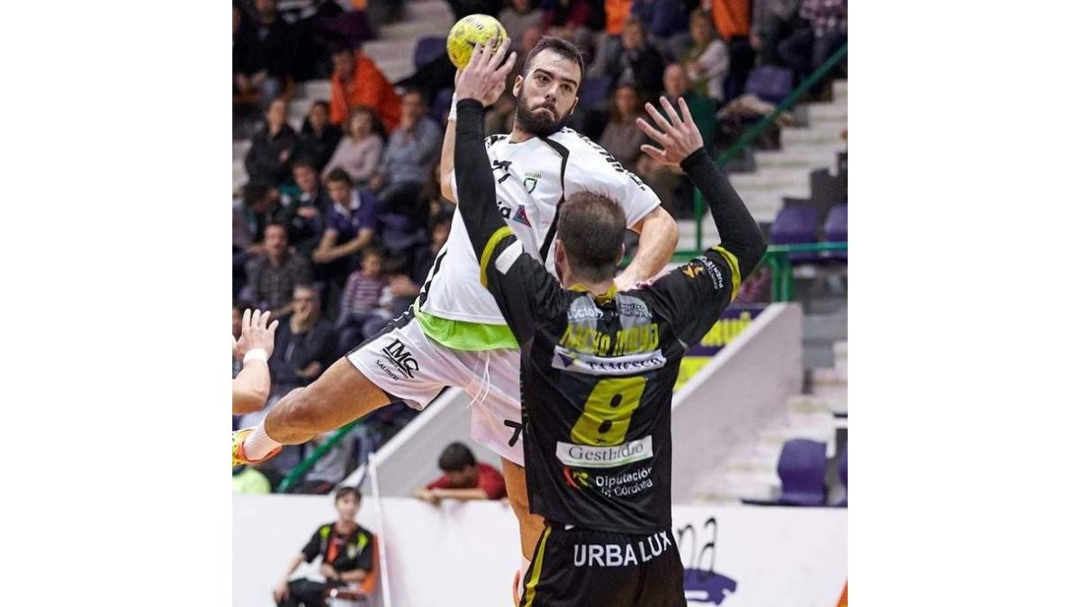 El jugador asturiano arma el brazo para lanzar en un partido con el Helvetia Anaitasuna. A. OIARBIDE