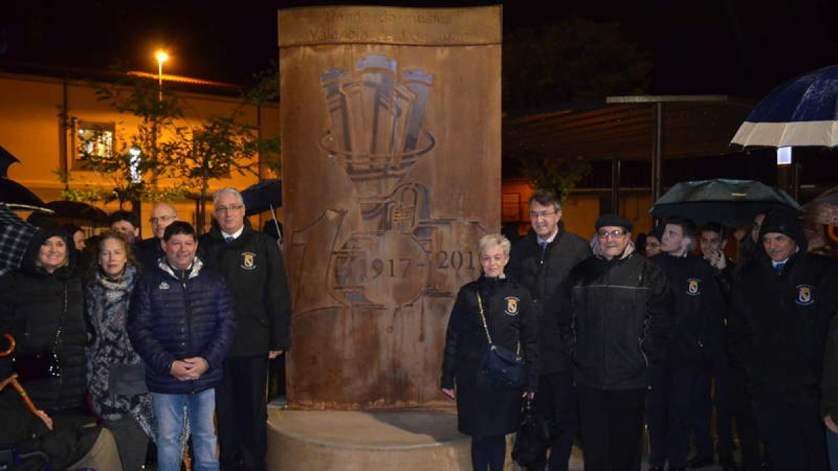 Descubrimiento del monumento a la Banda de Música de Valencia de Don Juan, ayer. MEDINA