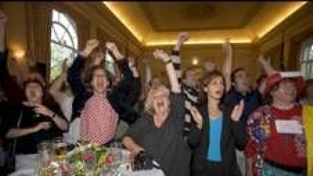 Miembros del Partido Socialista de Holanda celebran la victoria del no a la Constitución Europea