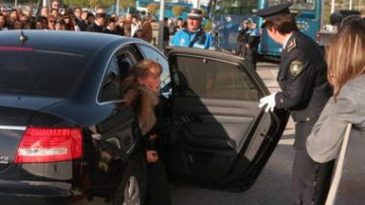 Antonio Basagoiti (izquierda) extiende la mano al alcalde de Ponferrada, Riesco, y al presidente de