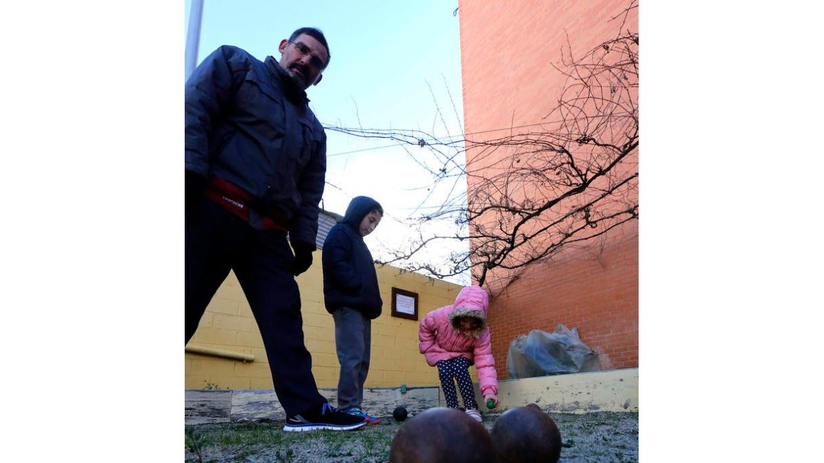 De la mano de Luis el monitor los niños de San Andrés se acercan todos los sábados a los deportes tradicionales. MARCIANO PÉREZ