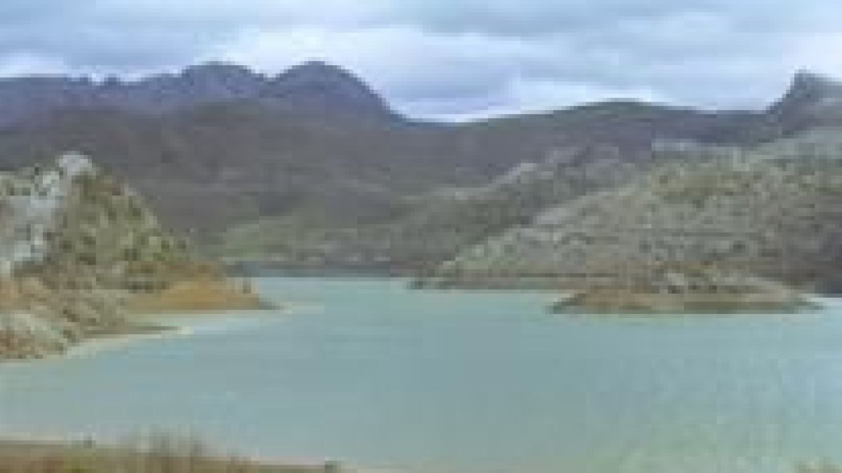 El pantano de Barrios de Luna, en una imagen de archivo, se encuentra al 35% de su capacidad