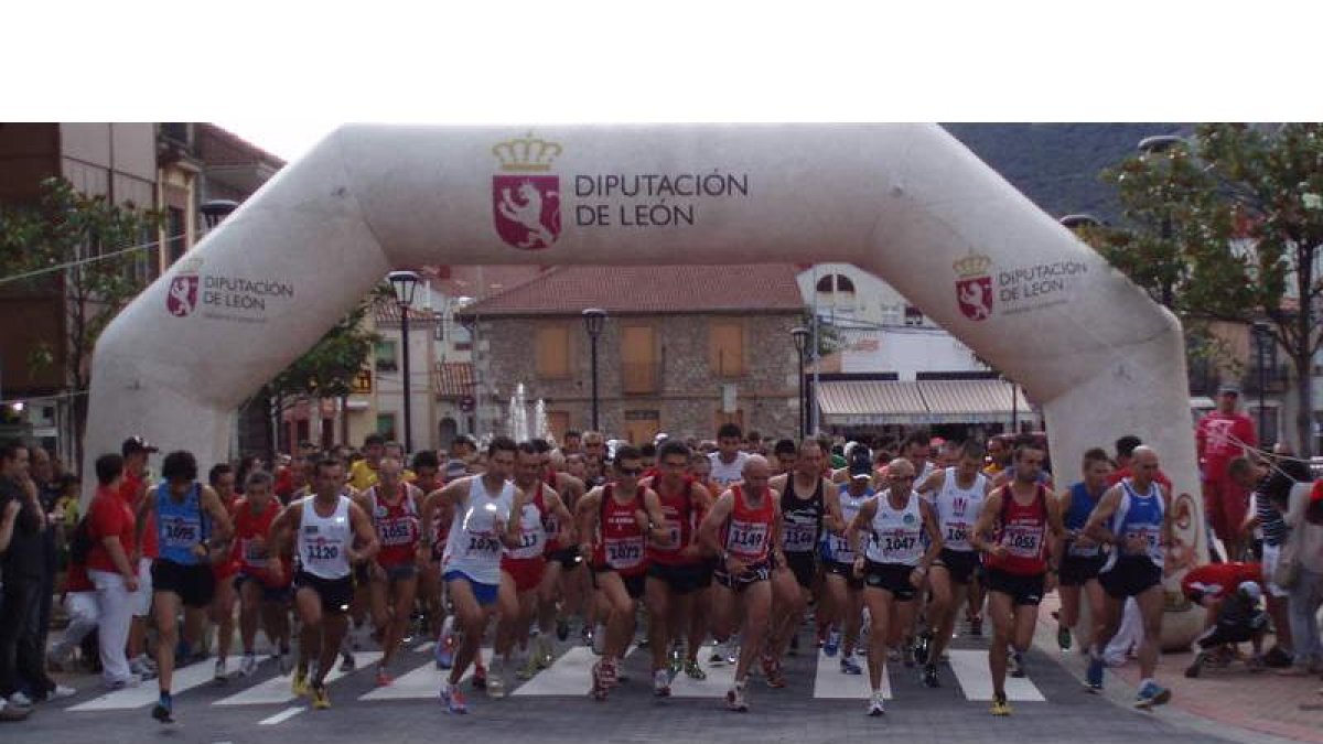 Más de 300 corredores se dieron cita en la Carrera Popular José Manuel García de La Robla que tuvo como vencedor a David Garrilla.