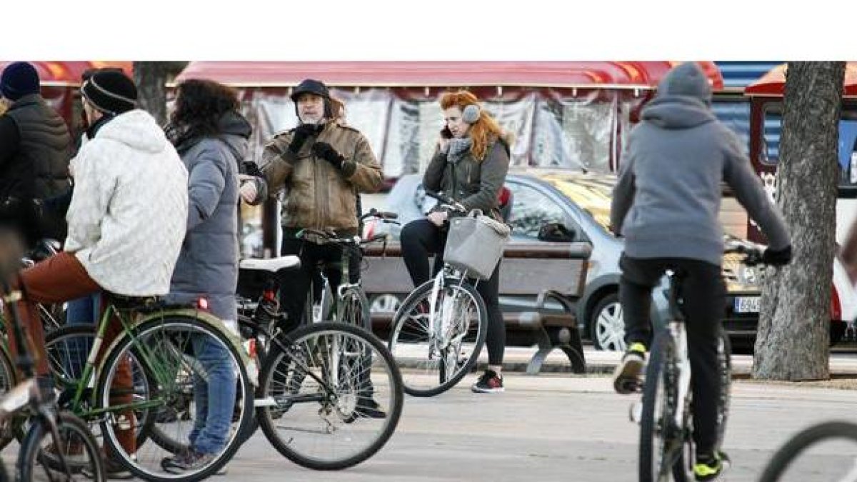 Ciclistas en una calle de la ciudad.