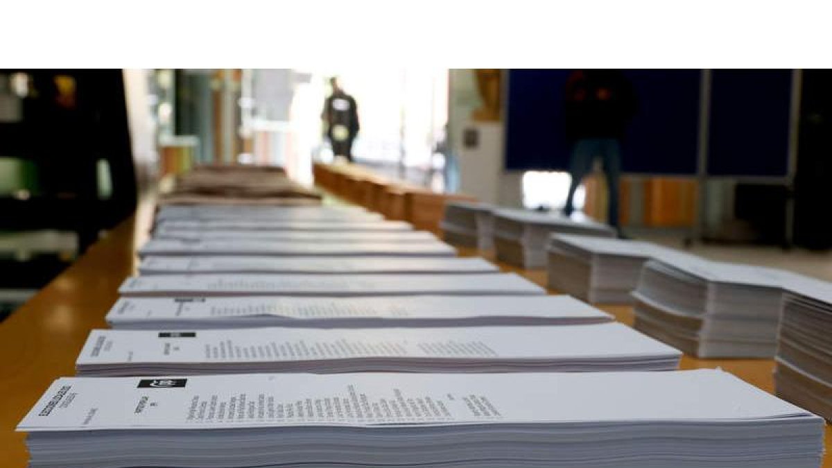 Preparativos en un colegio electoral de la localidad madrileña de Leganés, ayer. JUAN CARLOS HIDALGO