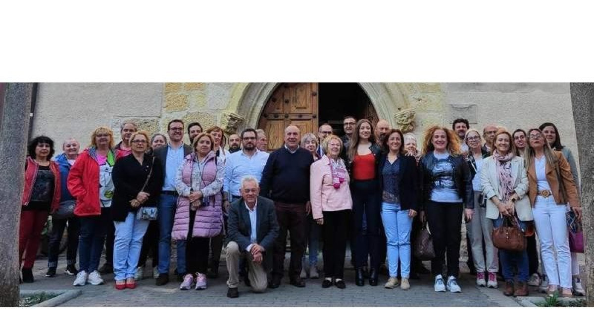 Foto de familia de los asistentes al acto celebrado en Mansilla de las Mulas. DL