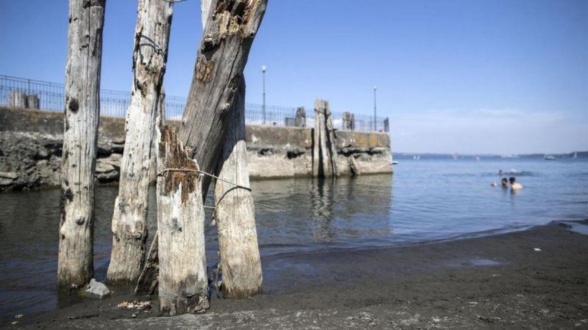 El lago Bracciano, principal suministrador de agua de Roma, el domingo.