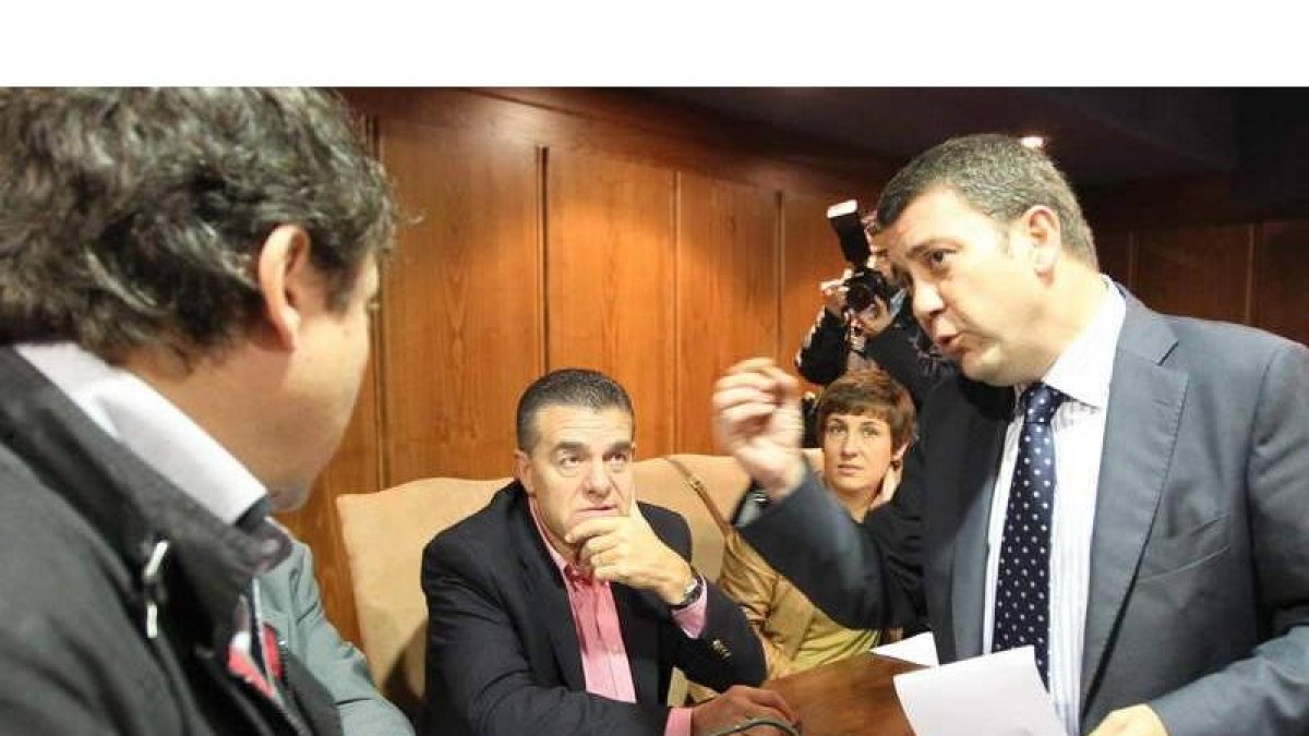 Folgueral, Álvarez y Riesco hablan antes de un Pleno.