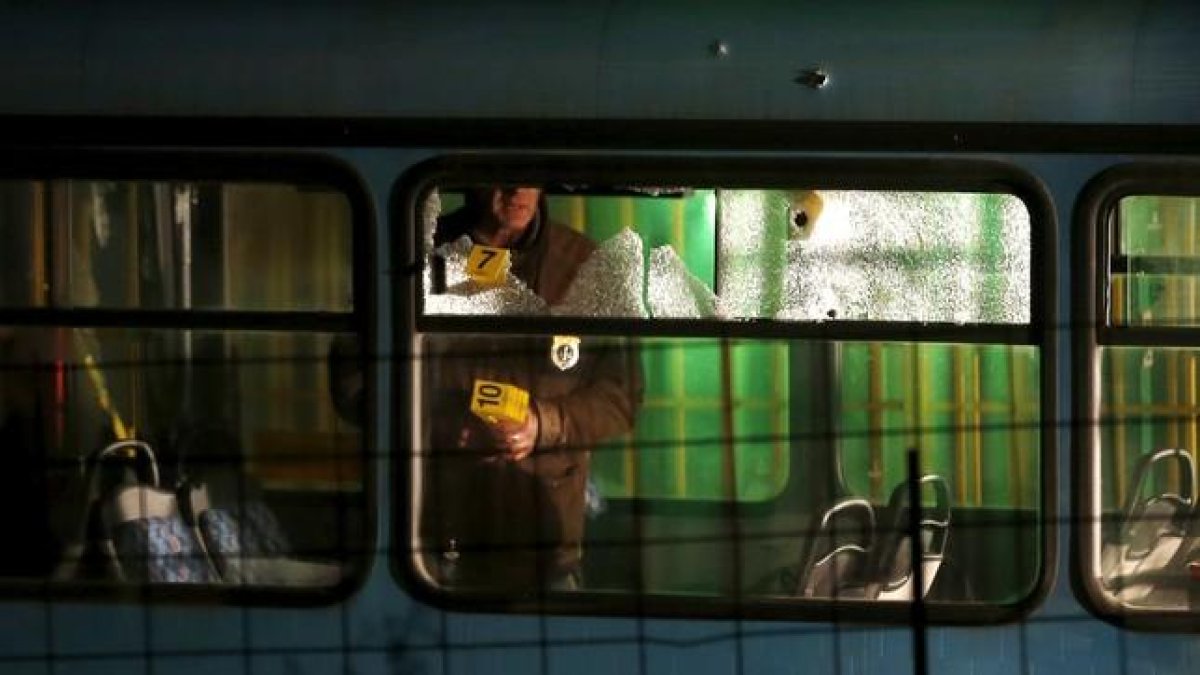 Un forense examina el autobús tiroteado por el agresor, este miércoles en Sarajevo.