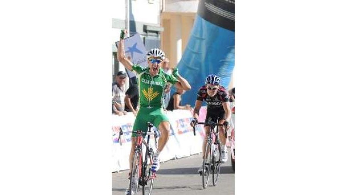 Arturo Mora vence en el sprint de Cembranos al ruso Vladimir Shschekunov.