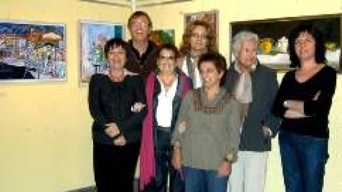 Foto de familia de los siete de los diez artistas que exponen en la sala Torreblanca