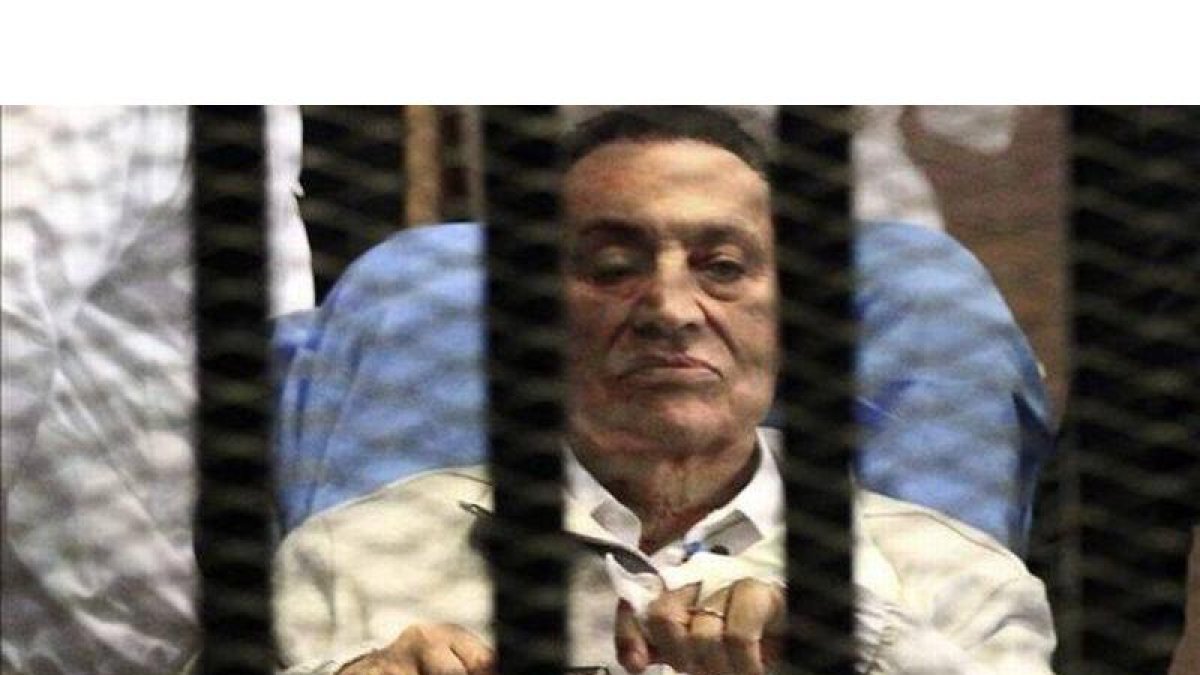 Mubarak, entre rejas, en una vista judicial el pasado 15 de abril.