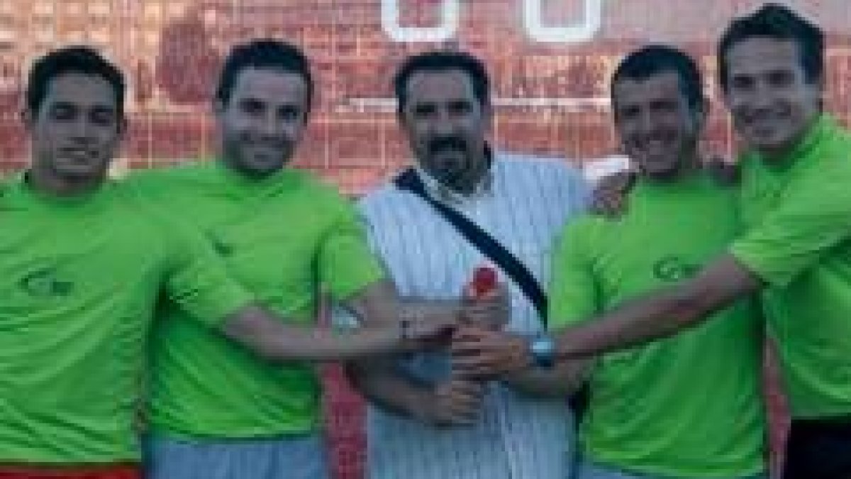 El cuarteto leonés de relevos, con su entrenador en medio, contentos tras su gran actuación en Ávila