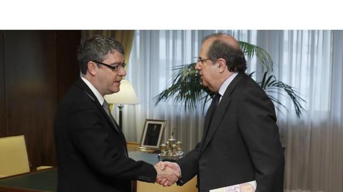 El ministro de Energía, Álvaro Nadal, saluda al presidente de la Junta de Castilla y León, Juan Vicente Herrera, hoy en el despacho del Ministerio de Industria.