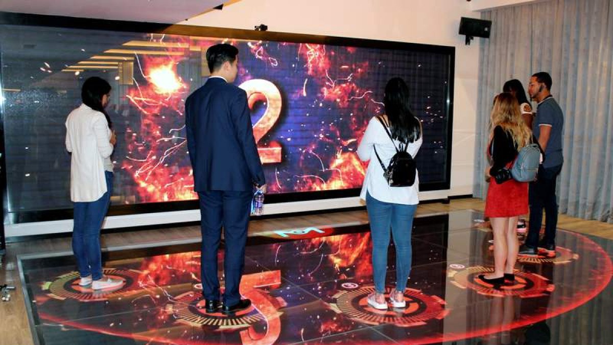 Una enorme pantalla inteligente da la bienvenida a los turistas al FlyZoo, el hotel del futuro en China. PAULA ESCALADA
