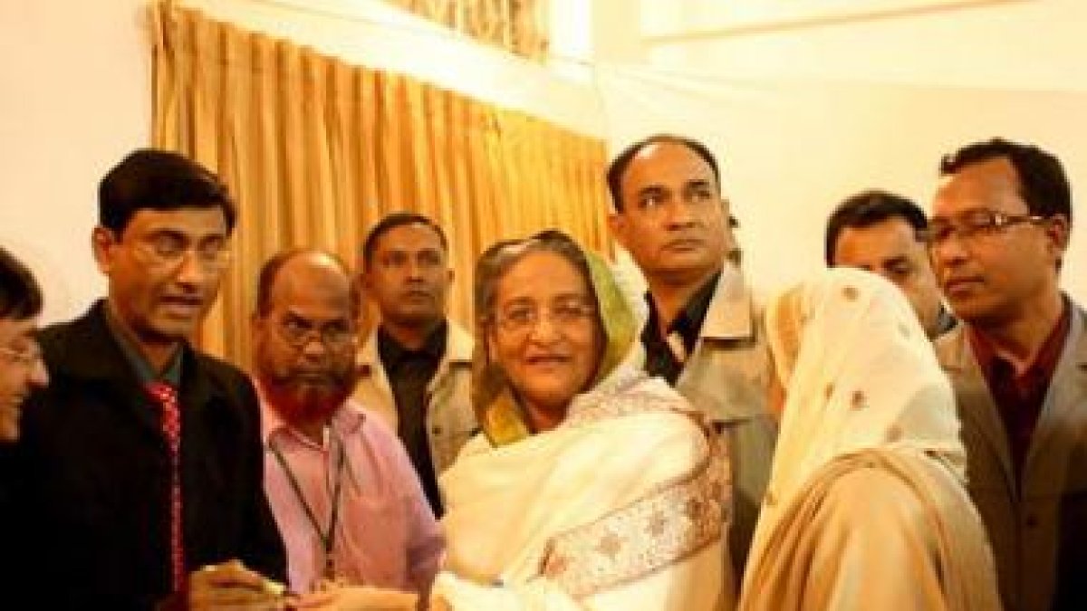 La ex primera ministra de Bangladesh y líder del partido Liga Awami, Sheikh Hasina, tras votar ayer