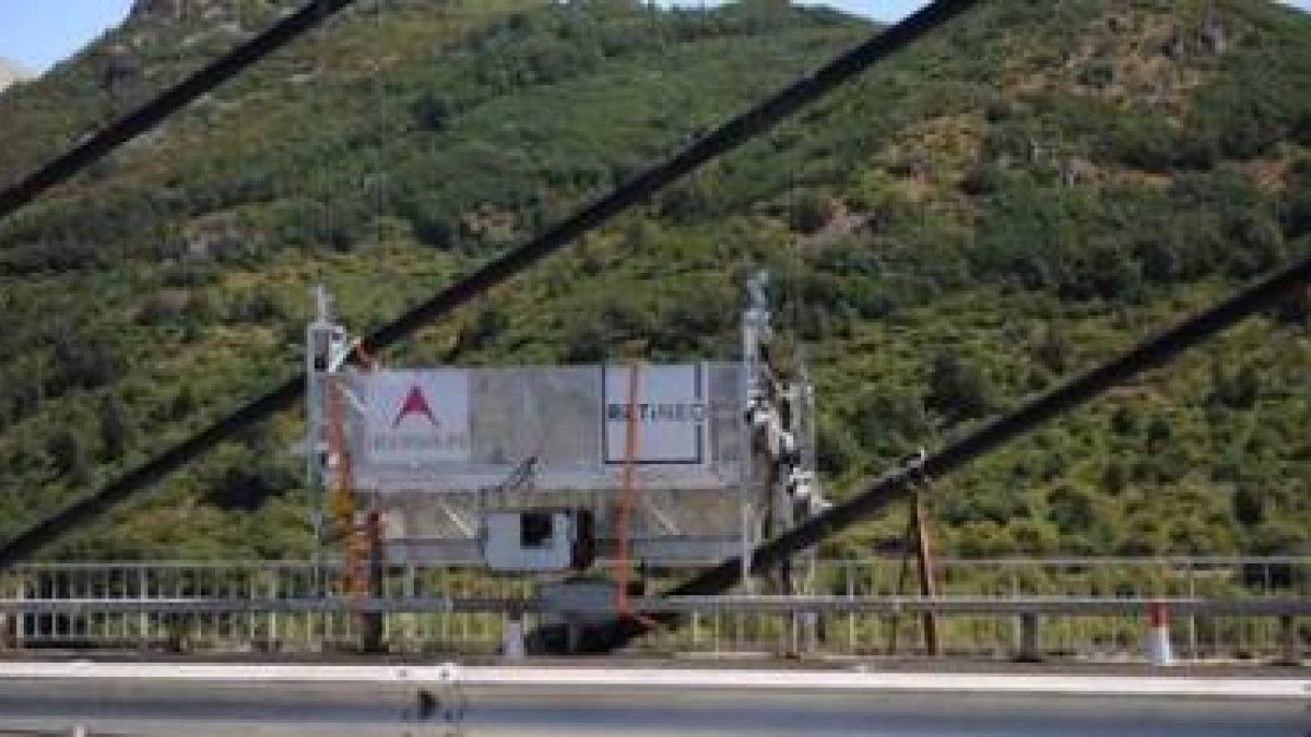 Imagen de la máquina que mide el grado de tensión de los tirantes que hacen tan especial el puente d