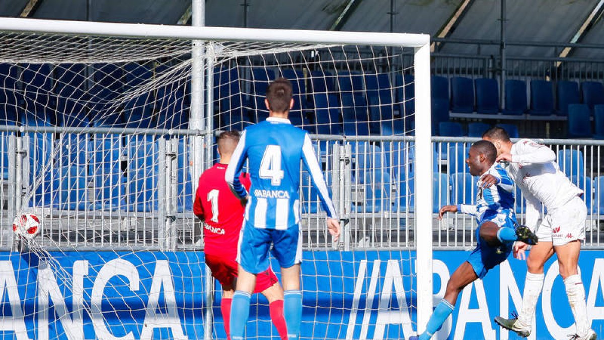 Aridane anotó el gol del empate con un testarazo impecable a placer después de un buen servició de Hugo Rodríguez tras pase de Señé. ALEXANDRE VARELA