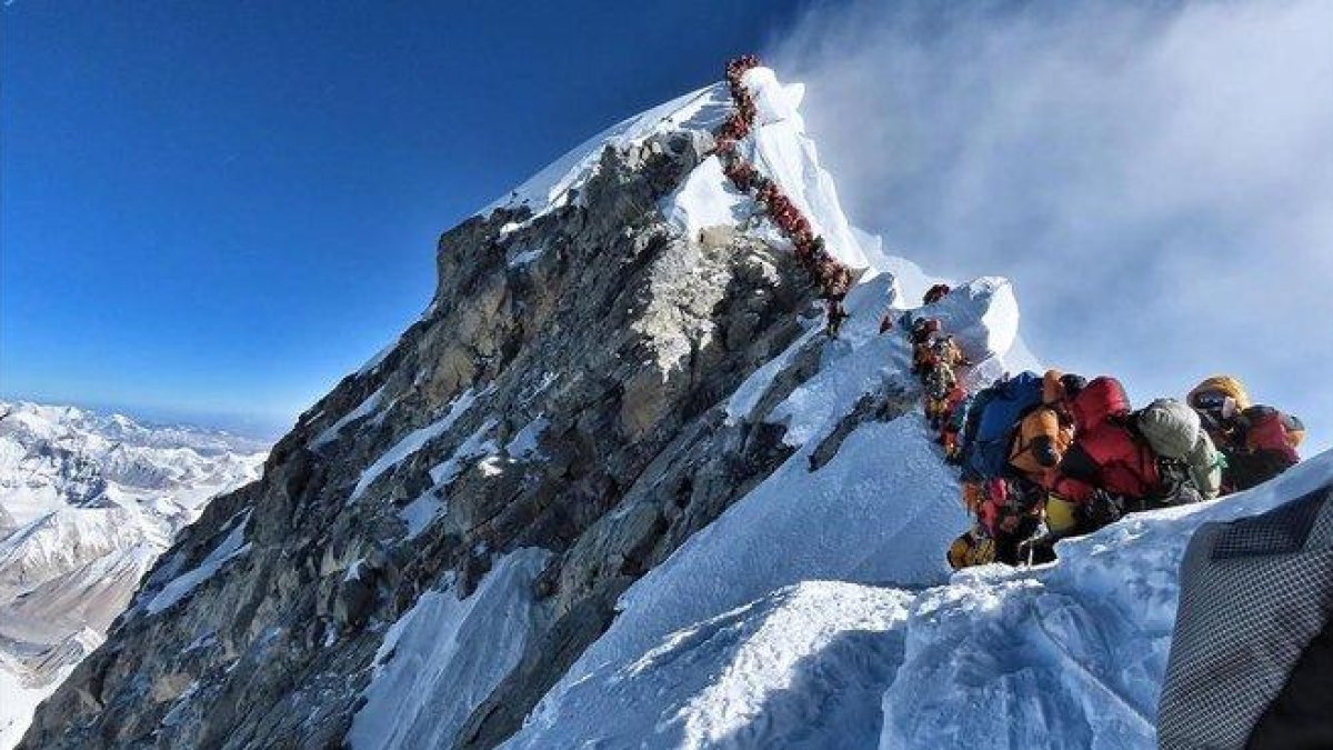 Así estaba este miércoles la cima del Everest.