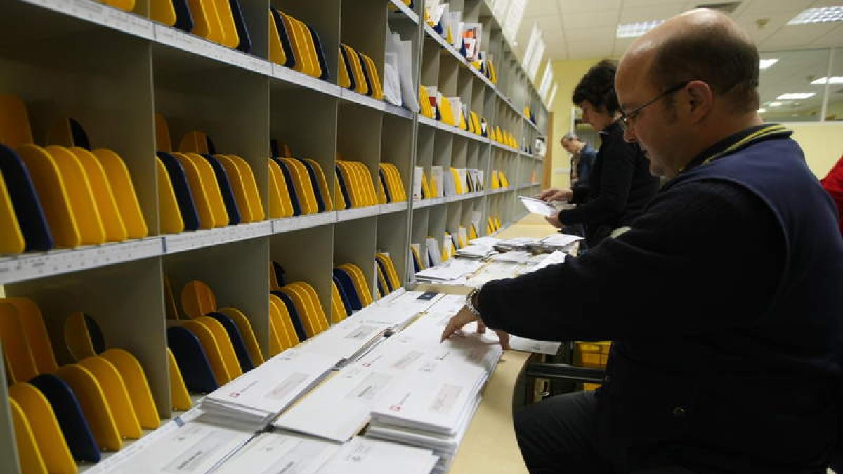 Reparto de correo en una localidad del Bierzo en una imagen de archivo.