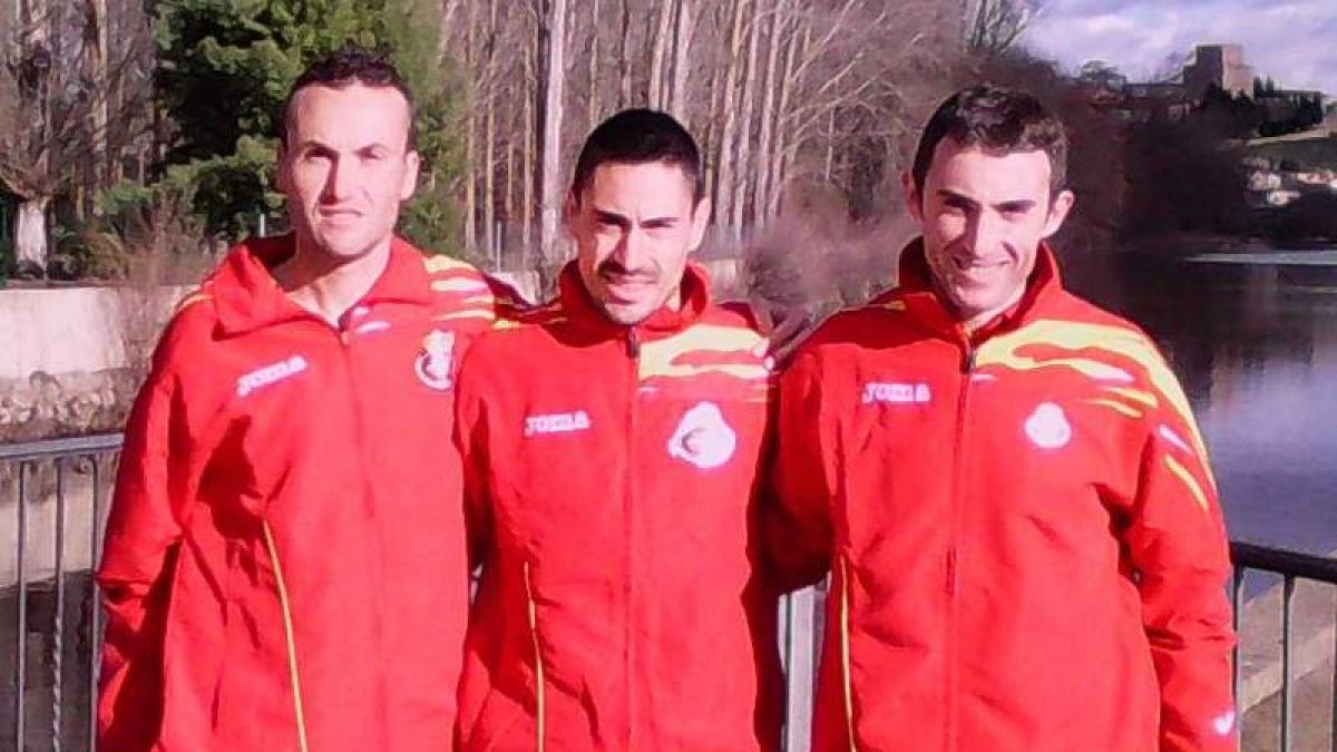 Jorge, en el centro, entre Rubén Fernández y Javier Zapico.