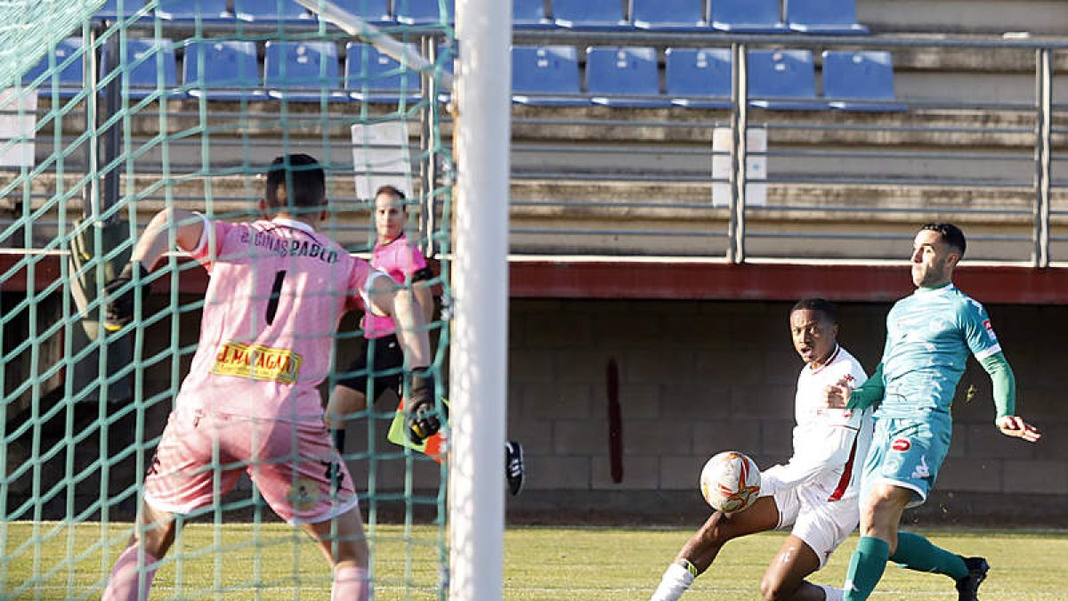 El partido fue muy entretenido en ambas áreas. MARCIANO PÉREZ