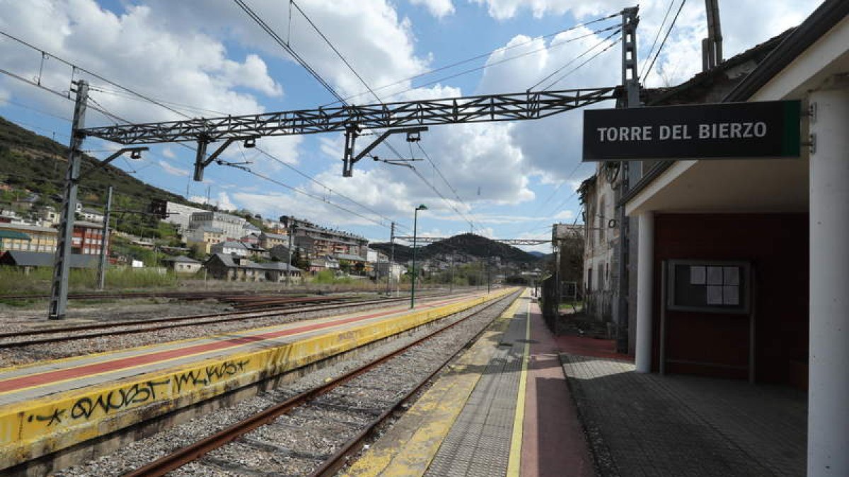 Imagen de la estación de Torre del Bierzo, donde desemboca el tramo de túneles del lazo ferroviario del Manzanal. ANA F. BARREDO