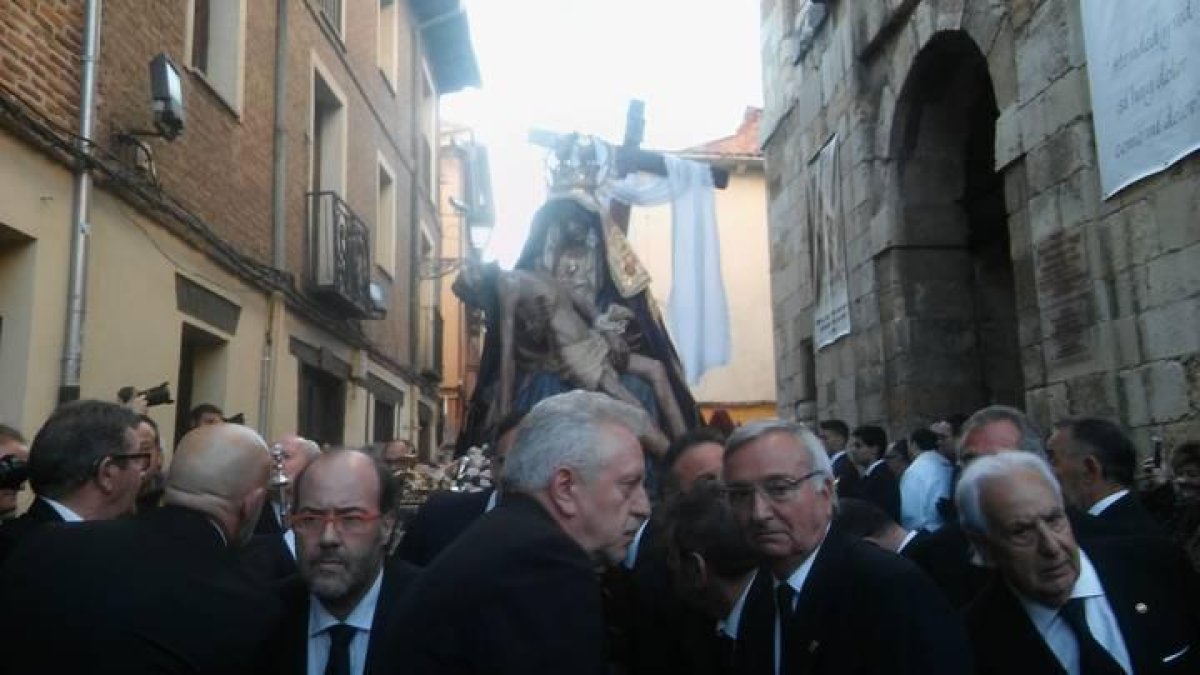 La Procesión de la Virgen del Mercado levantó el telón a la Semana Santa en León.