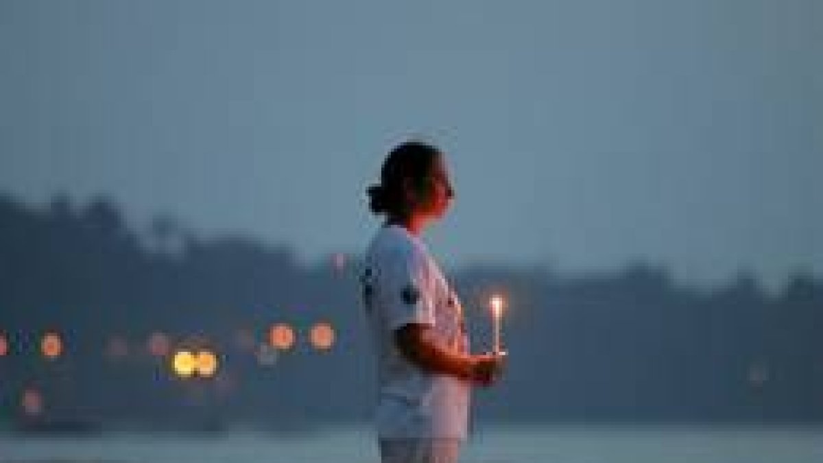 Kerrie Hall, de Sídney, con una lámpara en recuerdo de las víctimas