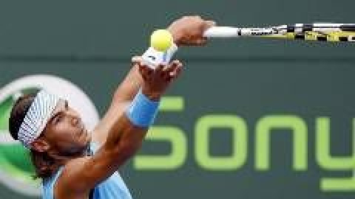 Nadal ejecuta un saque durante su partido de semifinales